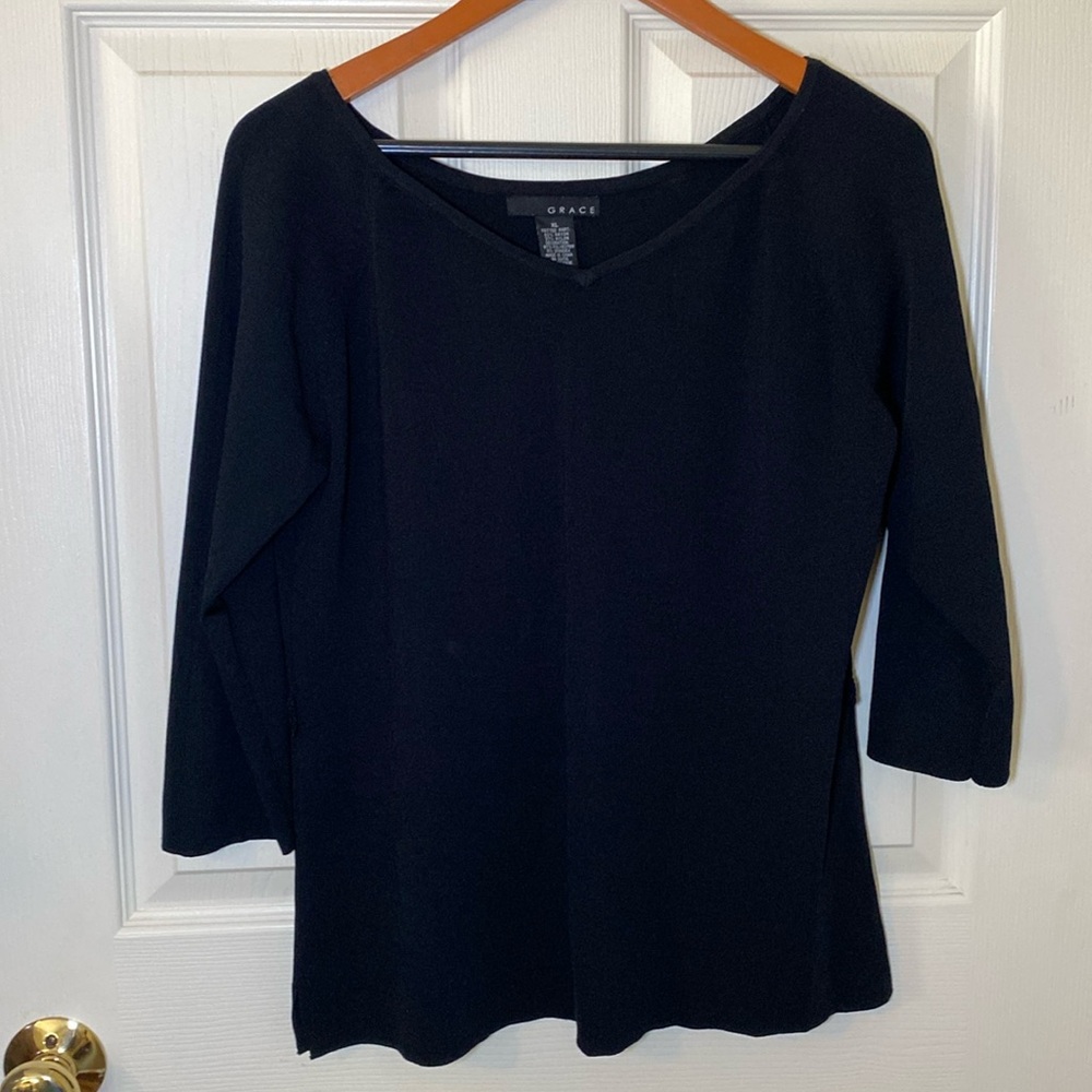 Black 3/4 sleeves shirt.